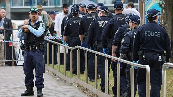 澳大利亚海滩枪击事件嫌疑人受到59项指控