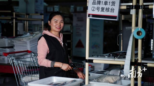 【复核员】 吴红英，湖北人，38岁。现在是顺丰服装产业仓的一名复核员。她很看好新塘服装产业的前景，几个月前，新塘的服装产业仓一开工便来到了这里。