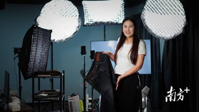 【电商主播】 赵彩虹，安徽人，增致牛仔的电商头部主播。1995年出生的她，此前是一名全职妈妈。4年前“重出江湖”，来到新塘，一头扎进服装电商行业。