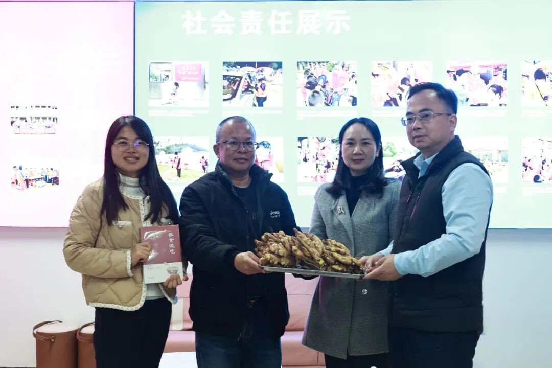 互赠图书、大肉姜。摄影：刘妍伶