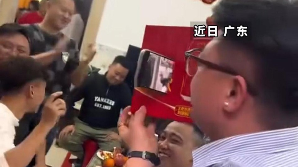 男子拿手机和纸皮箱做成“相机”，在婚礼记录下大家的欢声笑语