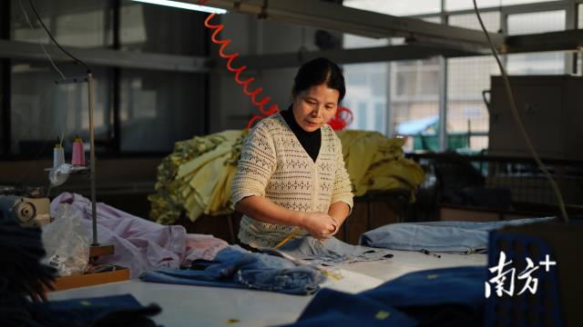 【总查】谢秀兰，江西人，47岁。在新塘工作14年，现在已经成了厂里的骨干。老公也在新塘上班，两夫妻在广东挣钱，先后把家里的3个孩子供上北京理工大学、北京林业大学、中国海洋大学等名校。