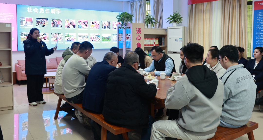 大家在“长桌会谈”畅所欲言。摄影：刘妍伶