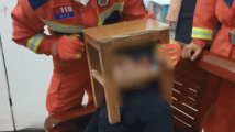 戴得上脱不下……广东韶关一孩子不慎被“卡”在板凳内 戴得上脱不下……广东韶关一孩子不慎被“卡”在板凳内