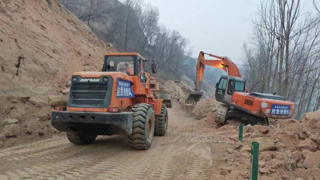 公路部门现场机械抢通作业