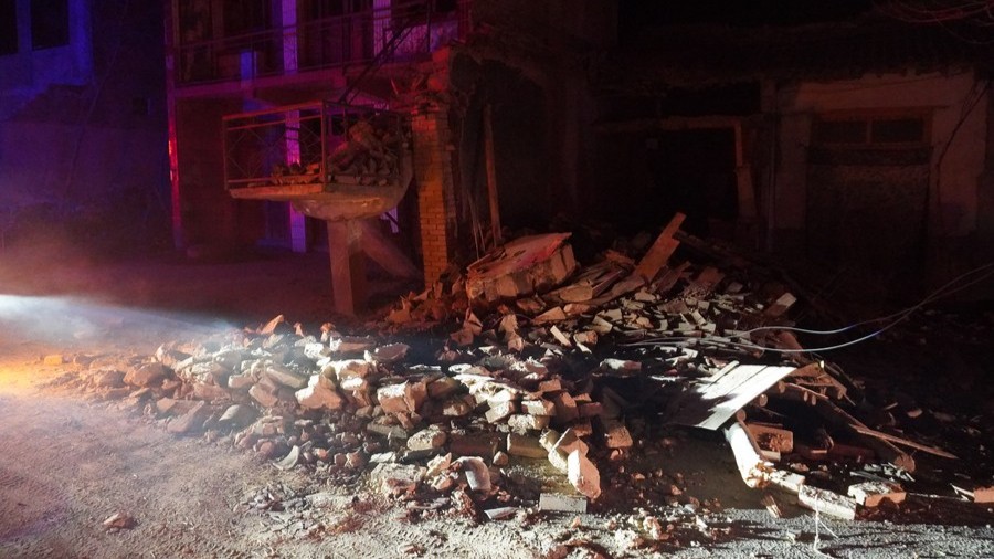 Rescuers race against time in aftermath of powerful China quake