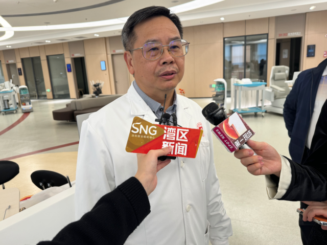 深圳市血液中心的员工林创松接受采访。