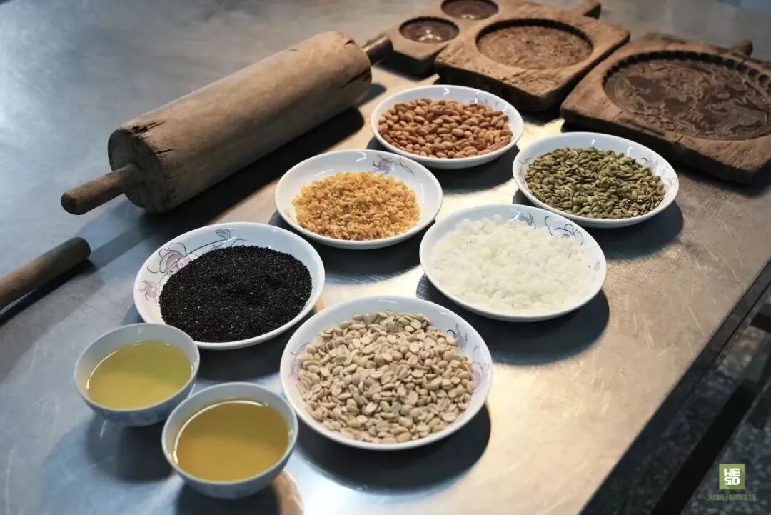 制作月光饼的原料和模具（来源：河源日报微生活）