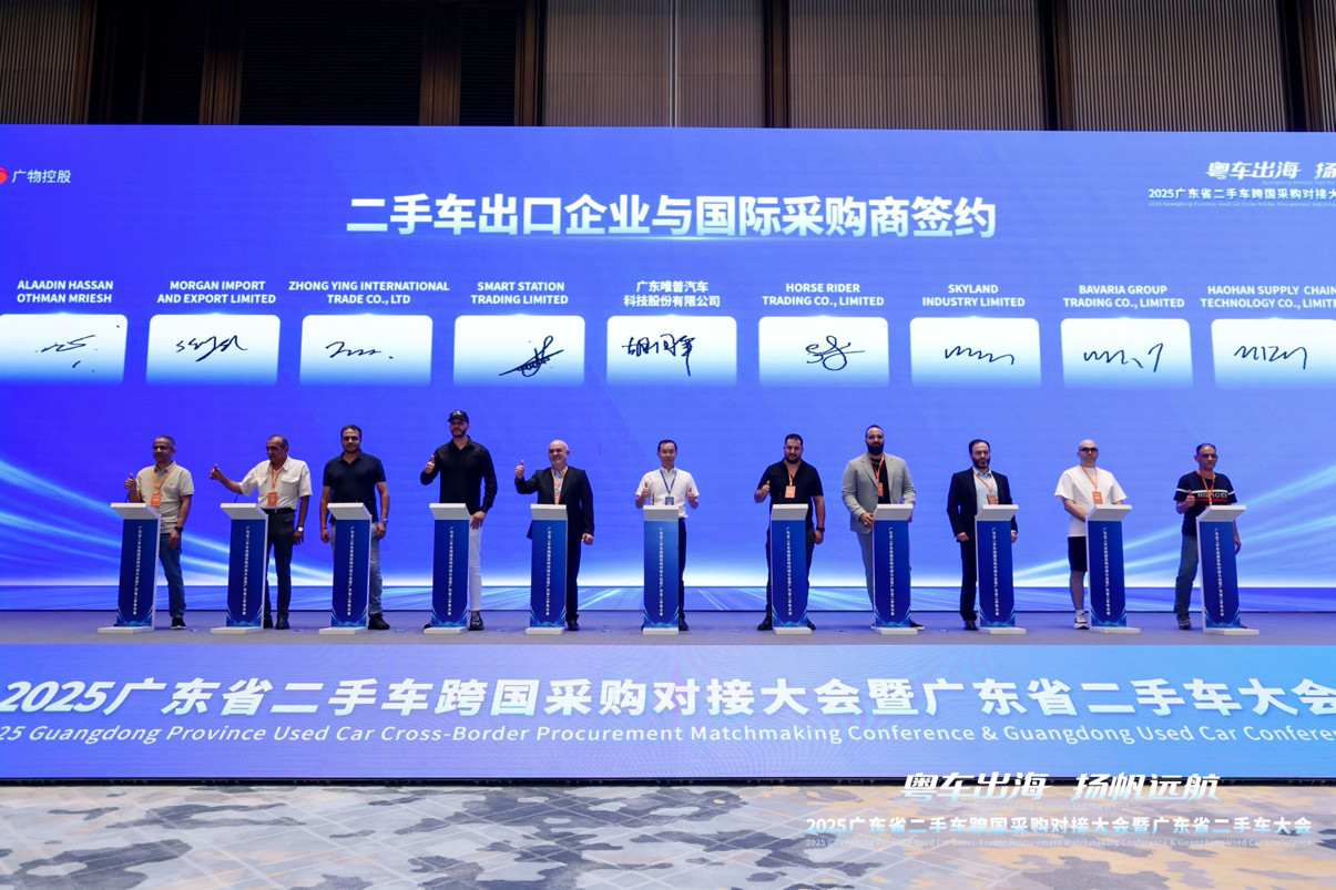 唯普汽车总经理胡国军代表二手车跨境交易服务平台UCC，与众多海外采购商代表签约