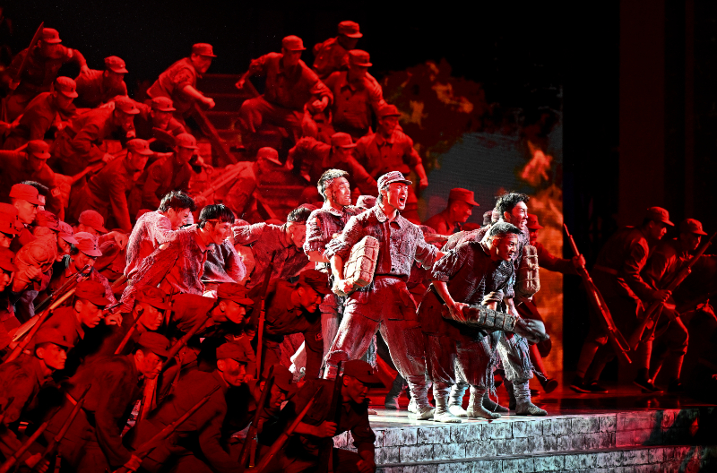 △9月3日晚,纪念中国人民抗日战争暨世界反法西斯战争胜利80周年文艺晚会《正义必胜》在北京人民大会堂隆重举行。