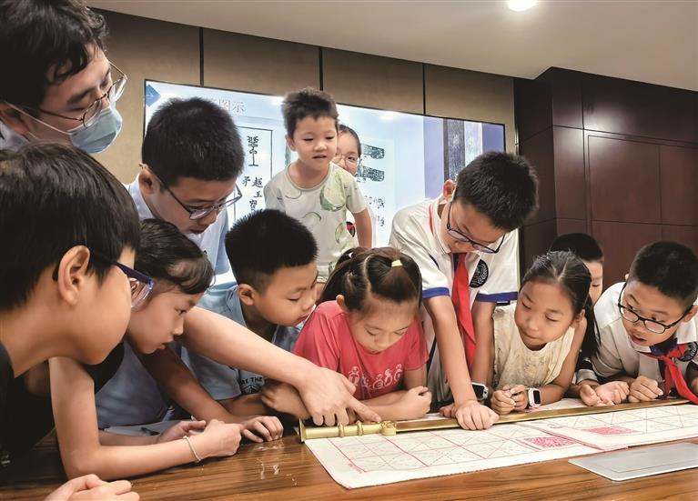 △双节期间,浙江杭州各大文博场馆成为市民游客的热门打卡地。