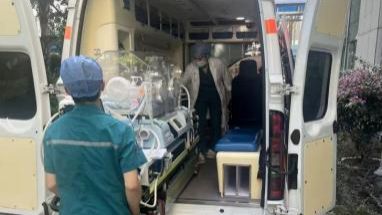 在国庆拥堵车流中，他们为急腹症转运宝宝拼出了抢救“黄金4小时”