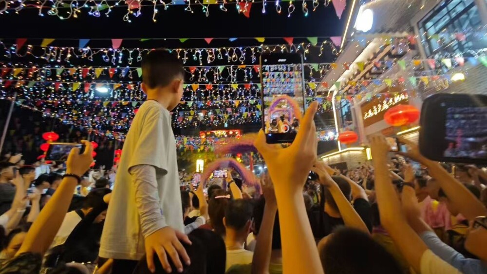 Mid-Autumn nights aglow: Fire dragons light up Nanzhuang town in Chancheng, Foshan
