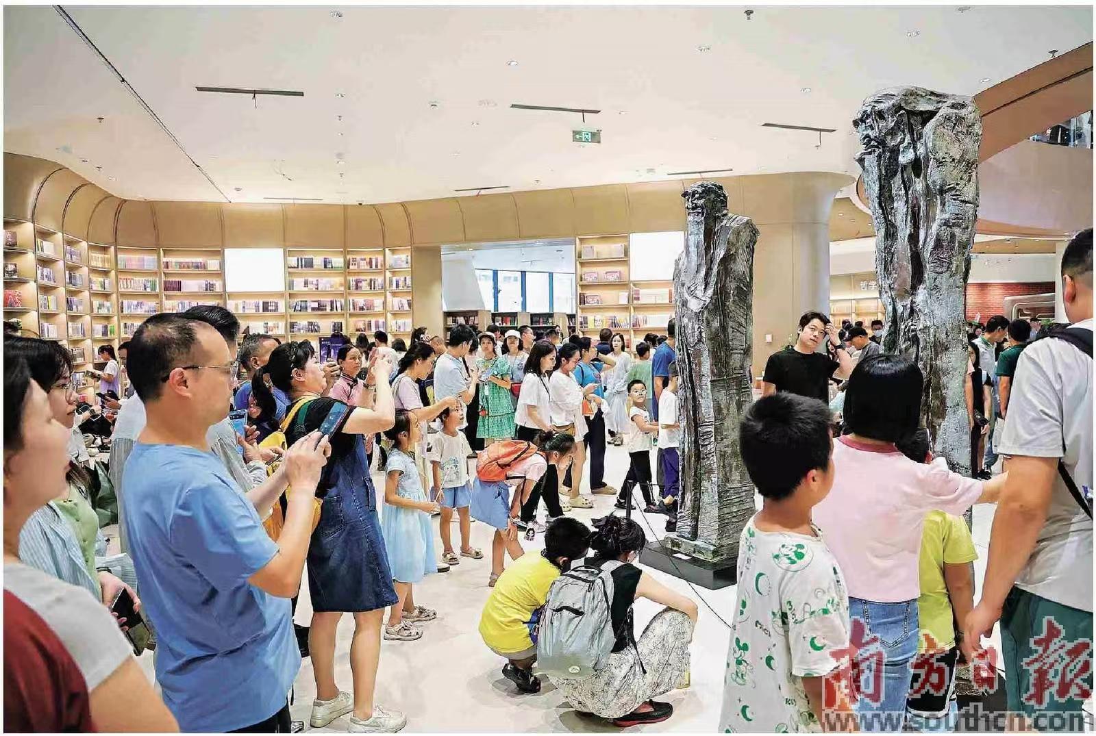 国庆中秋假期,近80万人次打卡全球建筑面积最大的实体书城——深圳“湾区之眼”。图为《问道》雕像吸引众多市民游客拍照。南方日报记者 朱洪波 通讯员 曾俊源 摄