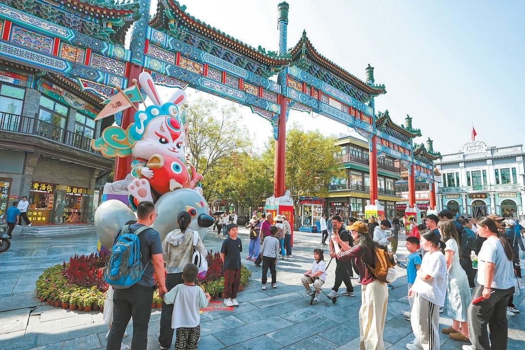 △双节假期,北京前门商业步行街游人如织,市民游客逛潮闪节、打卡“前门·中华美食荟”,感受中轴线的魅力。