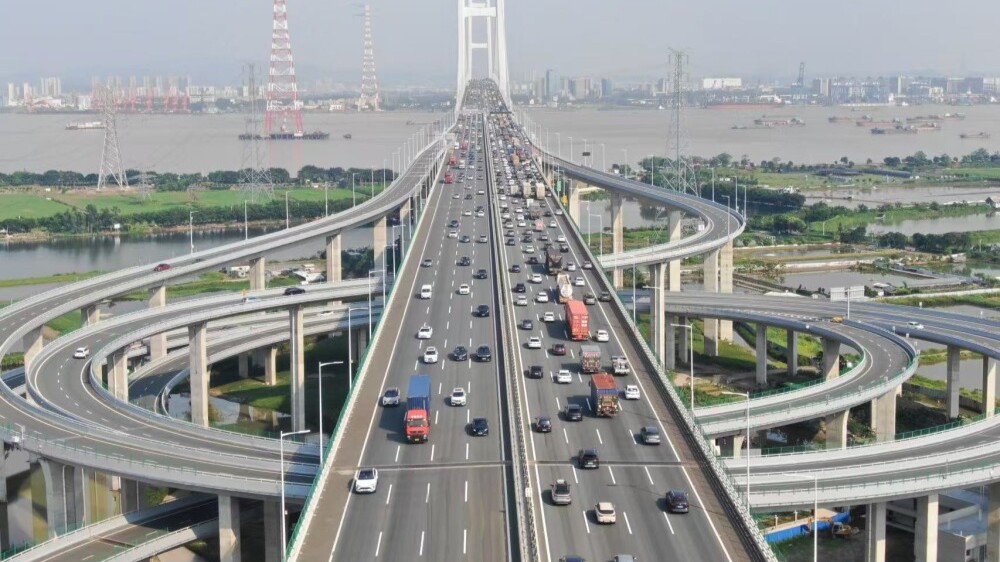 Guangdong sets traffic and railway passenger records during National Day Holiday