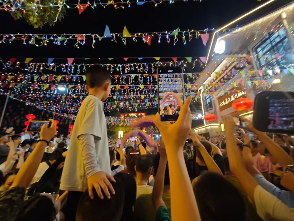 A large number of citizens and tourists came to attend this cultural gala.