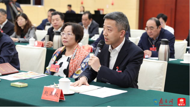 省人大常委会委员赵正权第一个提问。