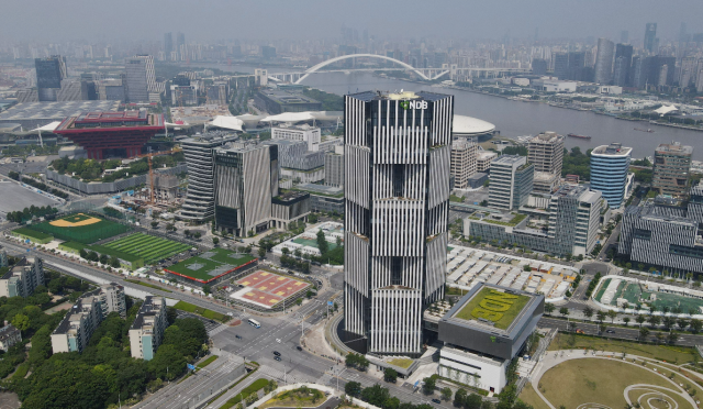 位于上海浦东新区世博园区的金砖国家新开发银行总部大楼(2022年6月17日摄,无人机照片)。 新华社记者 方喆 摄 位于上海浦东新区世博园区的金砖国家新开发银行总部大楼(2022年6月17日摄,无人机照片)。 新华社记者 方喆 摄