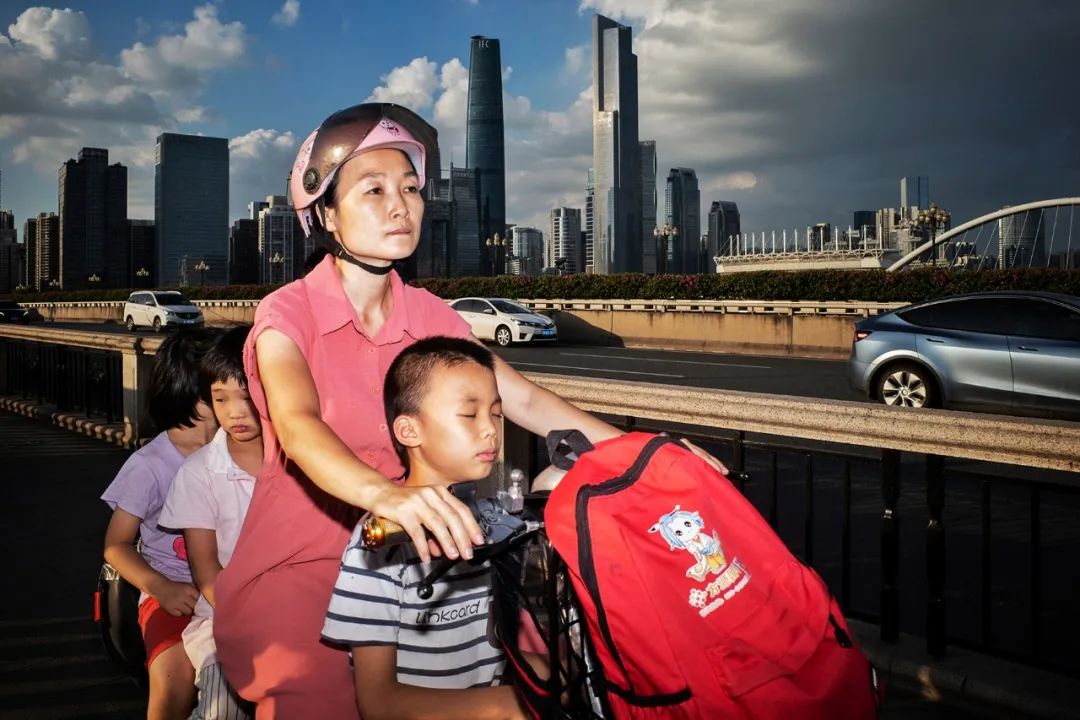 7月7日，广州大桥北往南方向，一架满载的电动车，车上的小孩正度过暑假的第一天