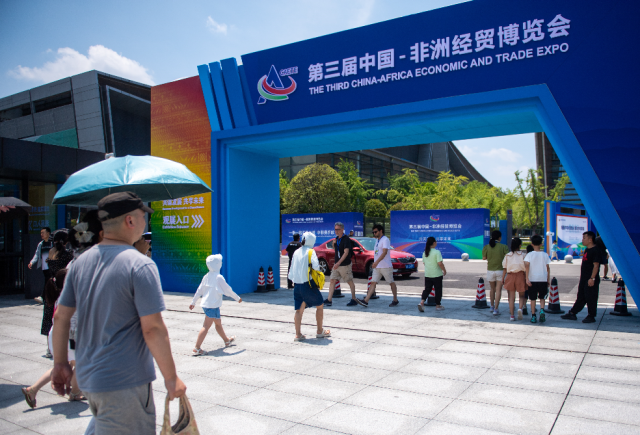 7月2日,在长沙国际会展中心,观众进入中非经贸博览会展会现场。 新华社记者 陈思汗 摄 7月2日,在长沙国际会展中心,观众进入中非经贸博览会展会现场。 新华社记者 陈思汗 摄
