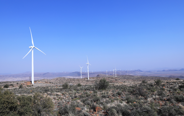 这是8月10日在南非北开普省德阿镇拍摄的中国国家能源集团龙源电力南非公司运营的德阿风电项目风机。新华社记者 董江辉 摄 这是8月10日在南非北开普省德阿镇拍摄的中国国家能源集团龙源电力南非公司运营的德阿风电项目风机。新华社记者 董江辉 摄