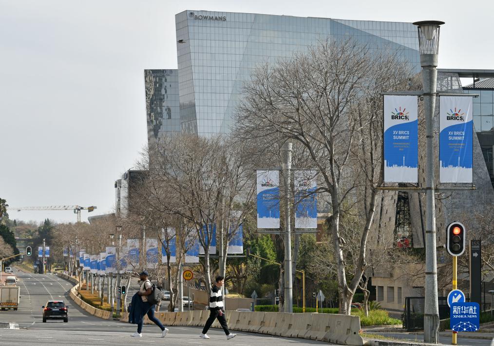 这是8月17日在南非约翰内斯堡拍摄的金砖峰会条幅。新华社记者 陈诚 摄