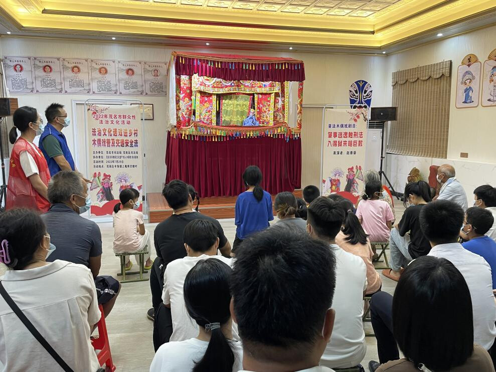 上庵村单人木偶戏表演者为群众送上普法木偶戏剧目。