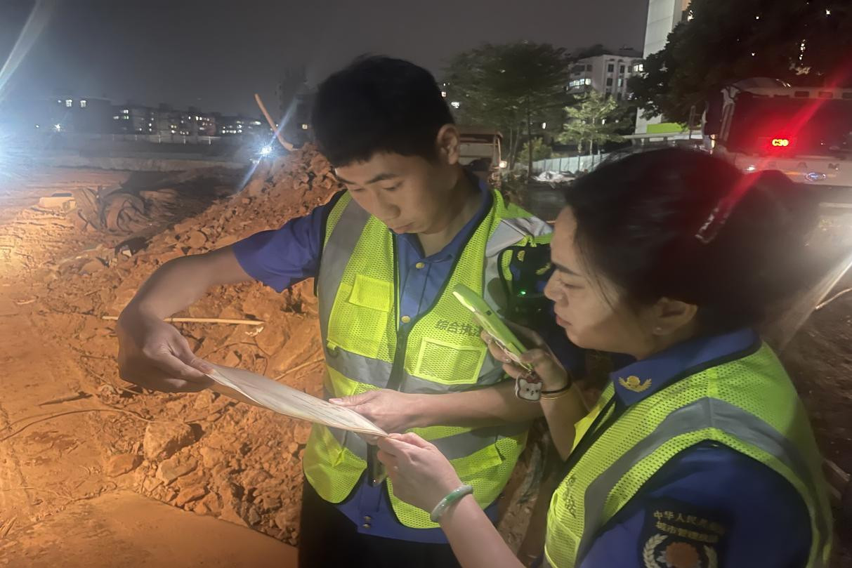 执法人员夜间巡查考点周边在建工地。