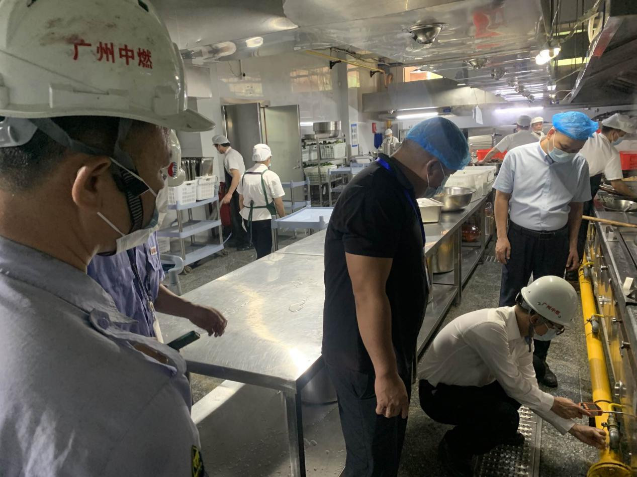 多个单位联合开展考点燃气设施安全检查。