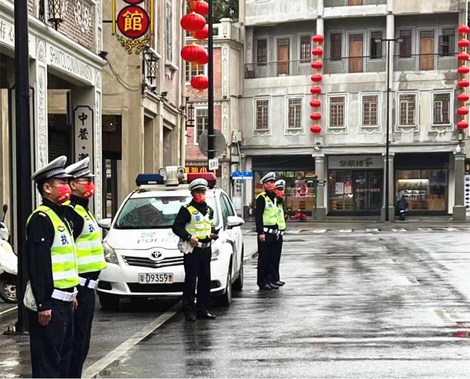 春节长假期间，汕头交警上路执勤确保道路畅通。（摄影：王开颖）