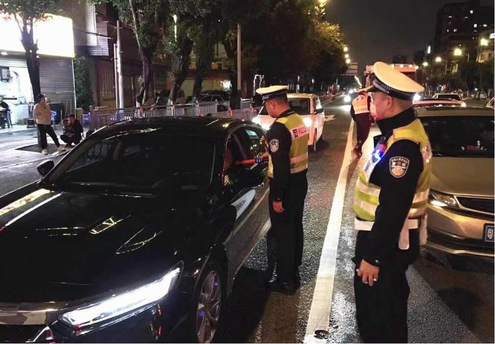 汕头市交警部门提前排查出43个节日易堵点位，落实“一堵点一方案”举措。（摄影：王开颖）