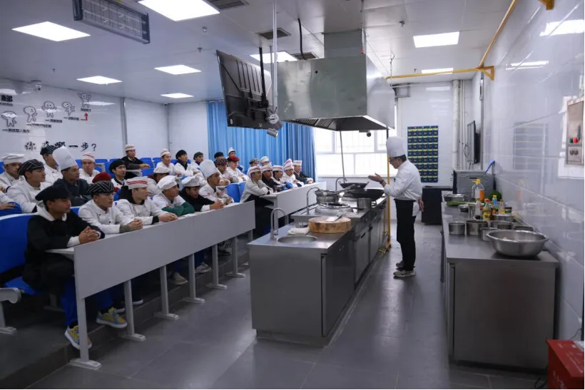 广东援疆依托喀什技师学院打造新疆首个粤菜学院，以“粤菜师傅”进疆工程推动技能援疆、文化润疆。