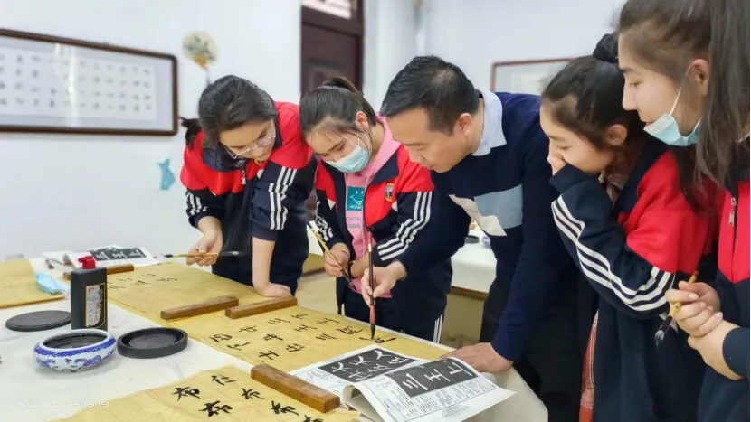 广东援疆教师为新疆当地学生开展书法义教，推广国家通用语言文字。