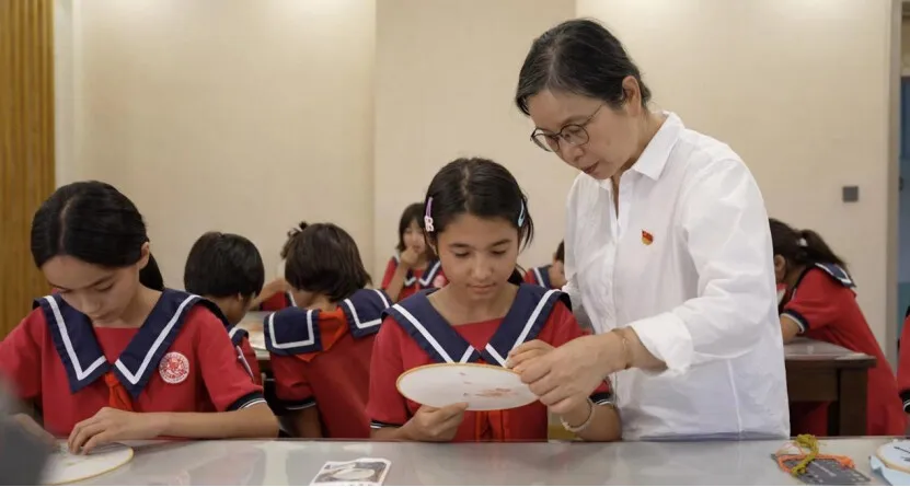 广东援疆教师为学生们开设中华优秀传统文化课程。