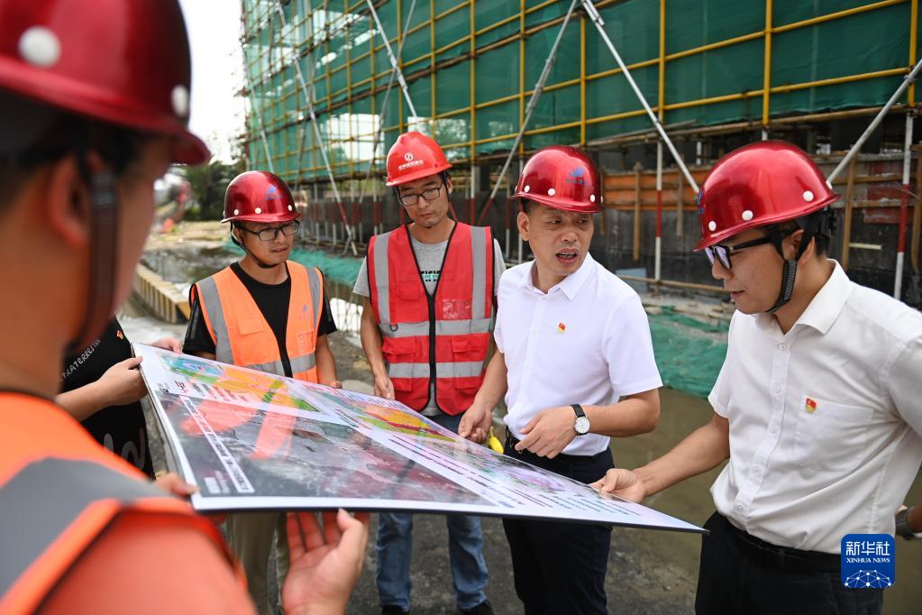 　　在浙江省宁波市奉化区萧王庙街道滕头村，傅平均（右二）在村党群服务中心大楼建设工地察看施工进展（9月16日摄）。新华社记者 黄宗治 摄