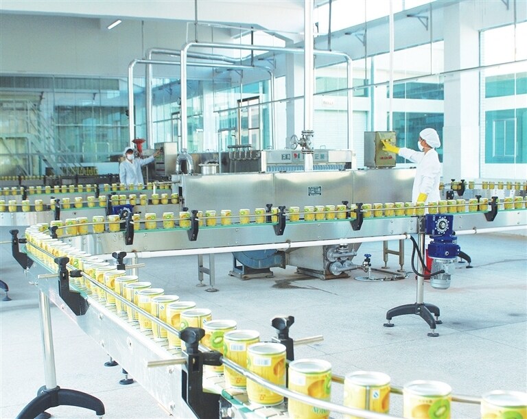 广东聪明人集团有限公司的猕猴桃果汁生产线。该公司以猕猴桃、百香果为原材料生产果汁饮料，持续增强农业综合生产能力。