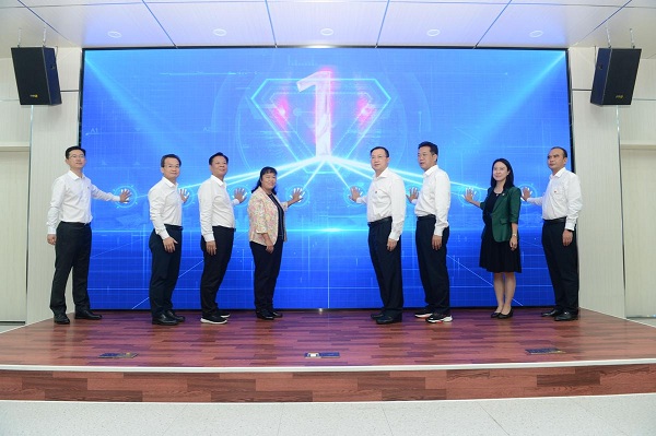 Multilingual hotline for foreigners helps resolve troubles