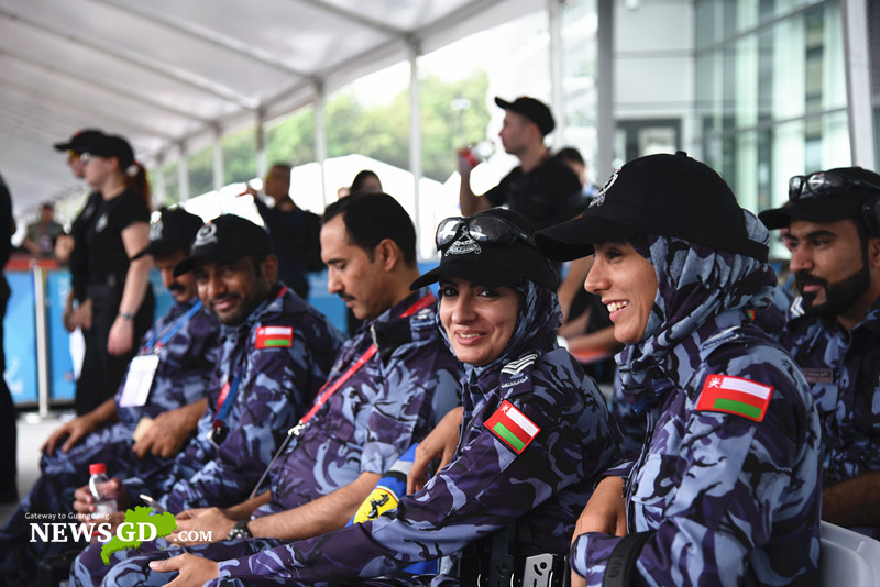 Players from Oman watching the competition. (Photo: Steven Yuen)