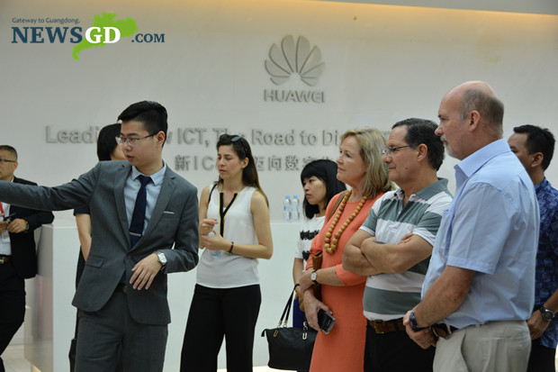 The delegation listen the introduction of Huawei.