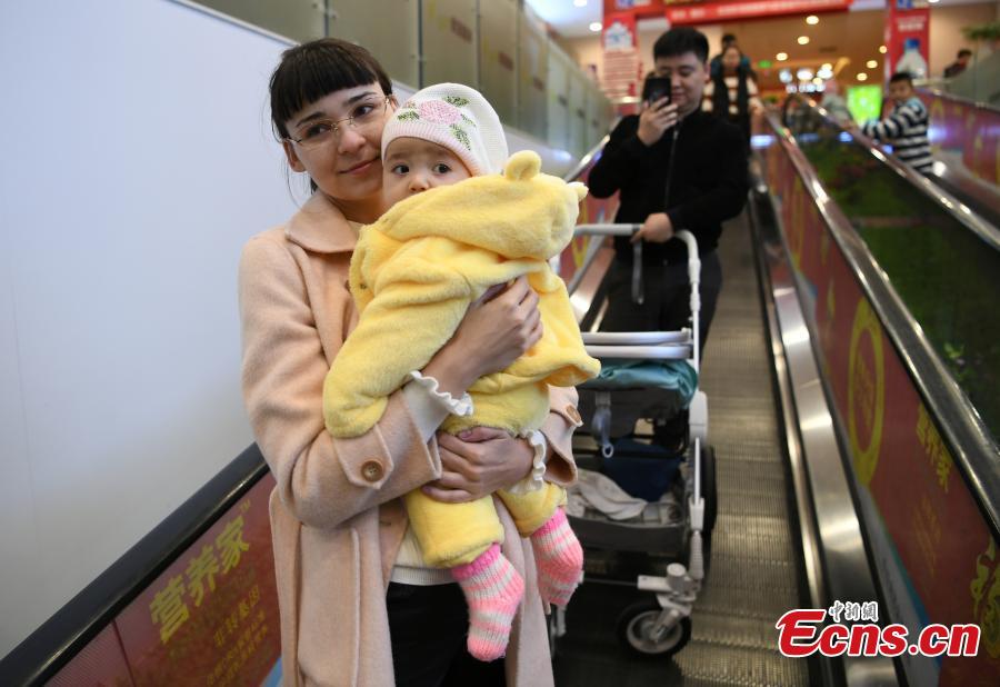 The couple and their child at a supermarket in Changchun, Northeast China’s Jilin province. (Photo: China News Service/ Zhang Yao)