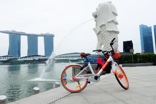 Mobike launches its bike-sharing service in Singapore on March 21, 2017. [Photo: thepaper.cn]