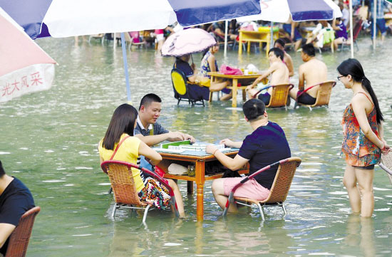 Chinese mahjong lovers take to the river to beat the heat