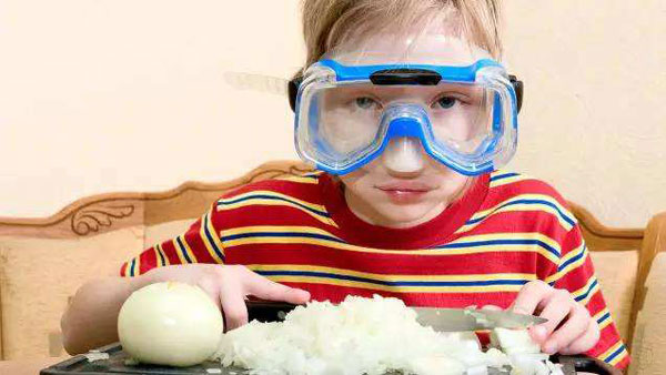 Magazine reveals step-by-step guide for chopping onions in the kitchen without the tears