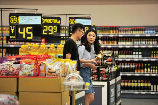 Shoppers at an imported goods store at the bonded port area of Qingdao, Shandong Province.  (Photo by Yu Fangping/For China Daily)