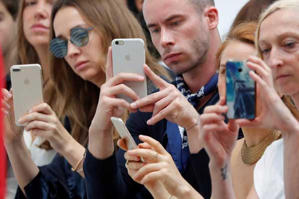 Just looking at your smartphone makes you less intelligent, study finds