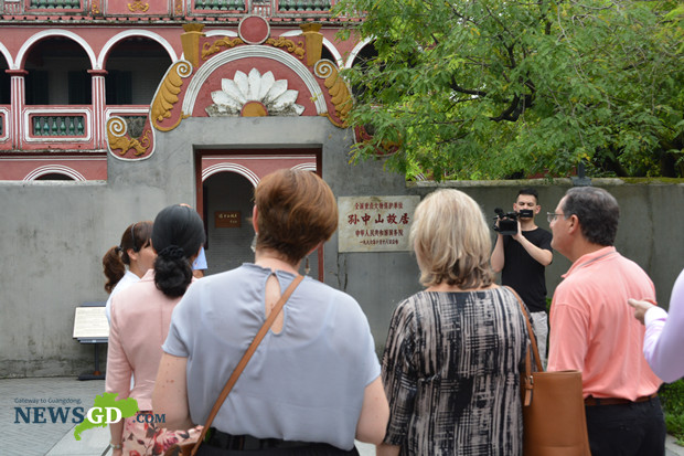 The delegation visit the former residence of Sun Yat-sen.