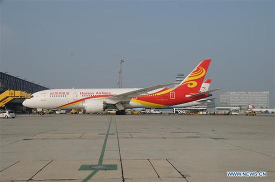 a boeing 787 dreamliner of hainan airlines arrives at the vienna