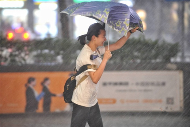 Strong thunderstorm hits Guangdong
