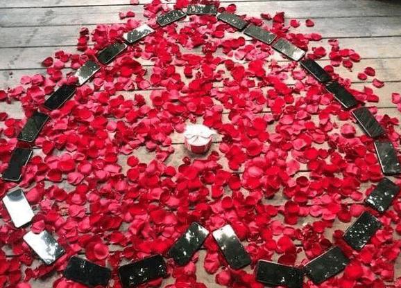 Man Proposes to Girlfriend with 25 Brand New iPhone Xs